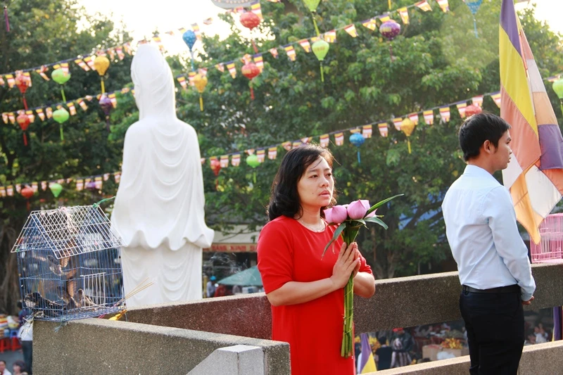 Dòng người thành kính đi lễ chùa đầu năm Bính Thân ảnh 13